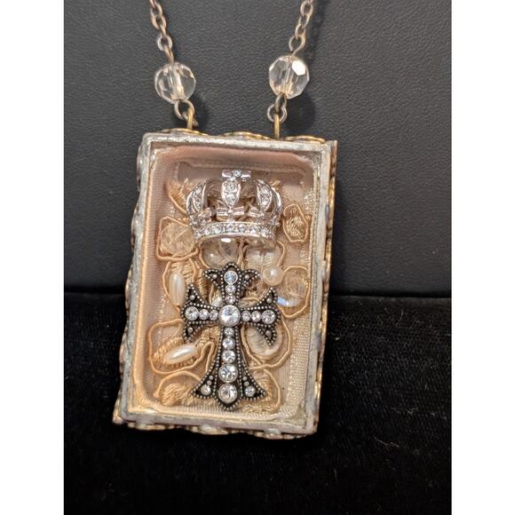 NWT The Gilded Life Shadow Box Cross Crown Crystal Pearl Necklace - Picture 2 of 6